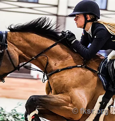 Международная федерация конного спорта вернула юным российским спортсменам право выступать под флагом и с гимном