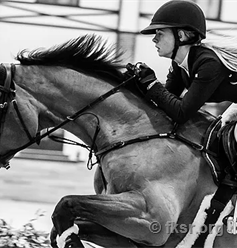 Международная федерация конного спорта вернула юным российским спортсменам право выступать под флагом и с гимном